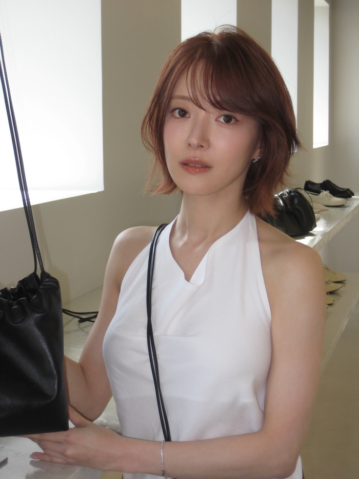 비현실적 인형 미모, 이세영의 화이트 홀터넥 나들이