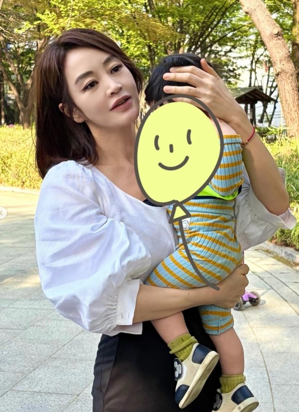 김혜수, 아이 꼭 안아줬다…카리스마 벗고 드러난 다정한 얼굴
