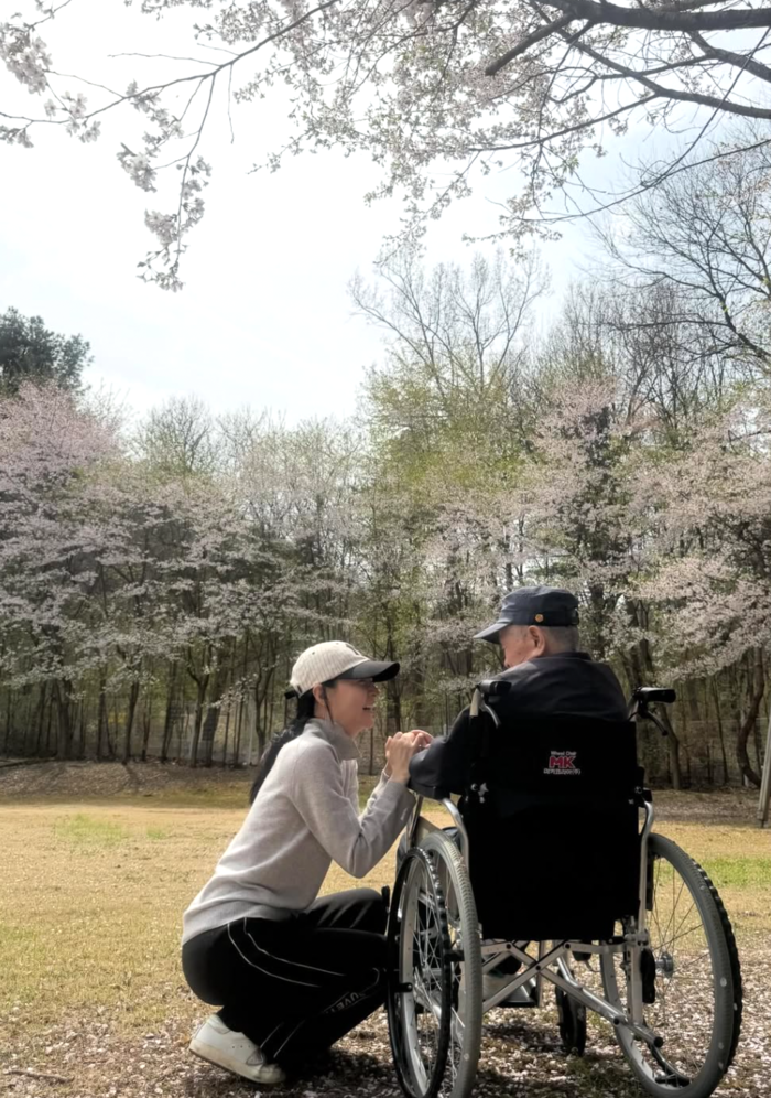 이영애, 휠체어 탄 父와 다정한 눈맞춤…양평 대저택 깜짝 공개