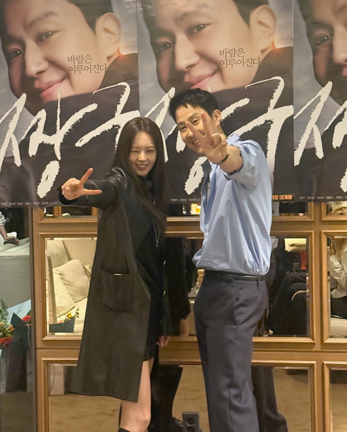 고아라, ‘쓰레기 오빠’ 정우 위해 떴다... ‘짱구’ 응원 인증샷 공개