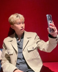 ‘탈색 고수’ 임영웅, 아이돌급 비주얼…이번엔 입과 눈 ‘살풋’