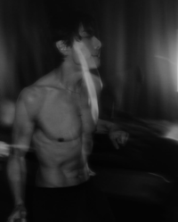 박효신, 복근 공개로 팬심 저격…팬들 “이런 건 재난문자로 알려주세요”