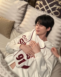 변우석, 살짝 드러난 복부에 팬들 “배 보인다 자가”