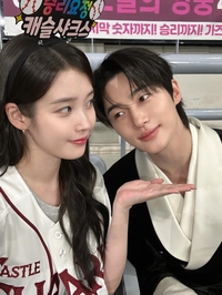 아이유·변우석, 야구장 초밀착 커플샷...설레는 케미