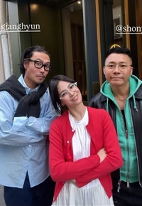 ‘얼굴 날 세운’ 송혜교, 파리 근황…남사친 사이 압도적 ‘뾰족함’