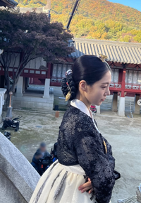 배우 공승연, 사극 촬영장에서 포착된 단아한 옆태… ‘조선 여신의 환생’(21세기 대군 부인)