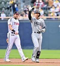 [포토]첫 타석부터 안타 기록하는 한화 이원석