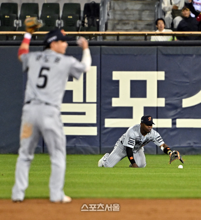 [포토]한화 페라다, 글러브에 들어갔었는데...