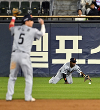 [포토]한화 페라다, 글러브에 들어갔었는데...