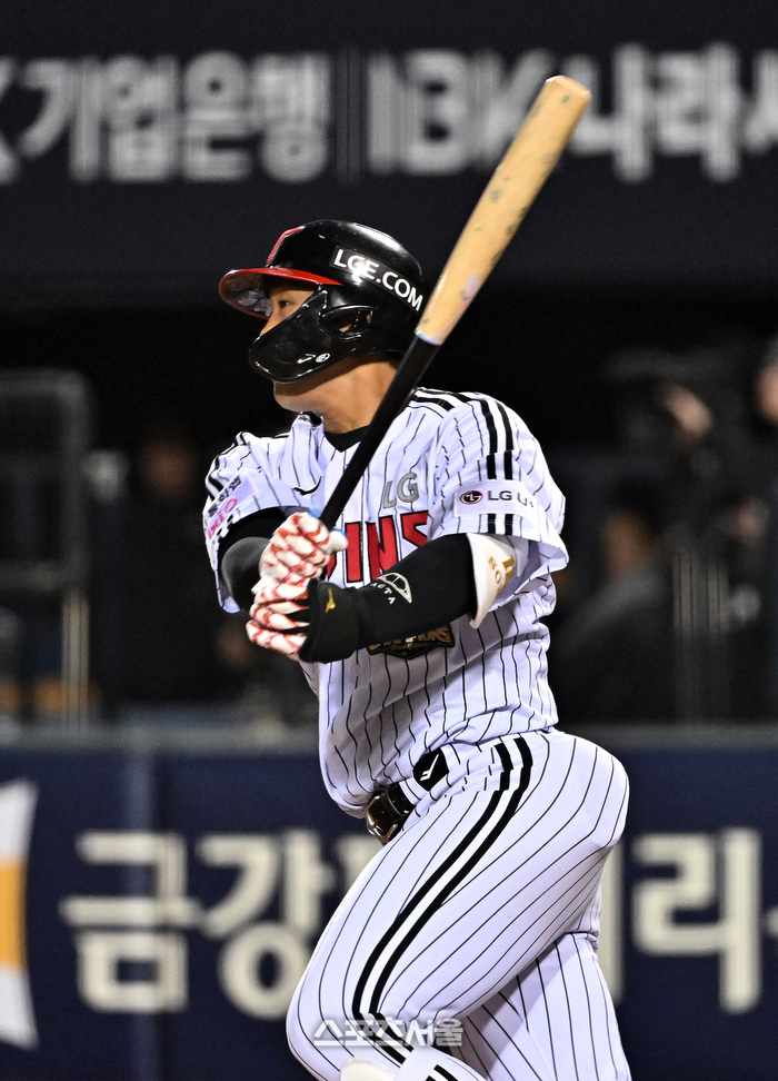 [포토]2타점 적시타 치는 LG 송찬의