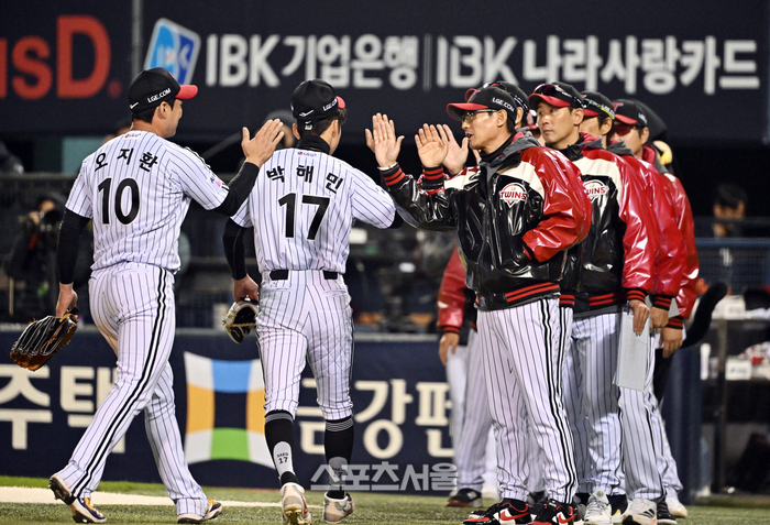 [포토]박해민-오지환과 승리의 하이파이브를 나누는 LG 염경엽 감독