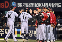 [포토]박해민-오지환과 승리의 하이파이브를 나누는 LG 염경엽 감독