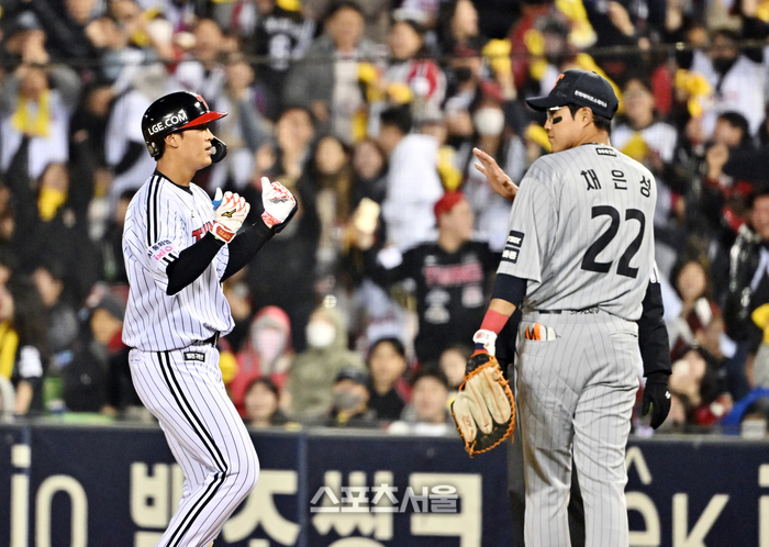 [포토]LG 송찬의, 2점 더!