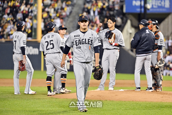 [포토]한화 문동주, LG전 3⅔이닝 4피안타 5실점(3자책) 강판