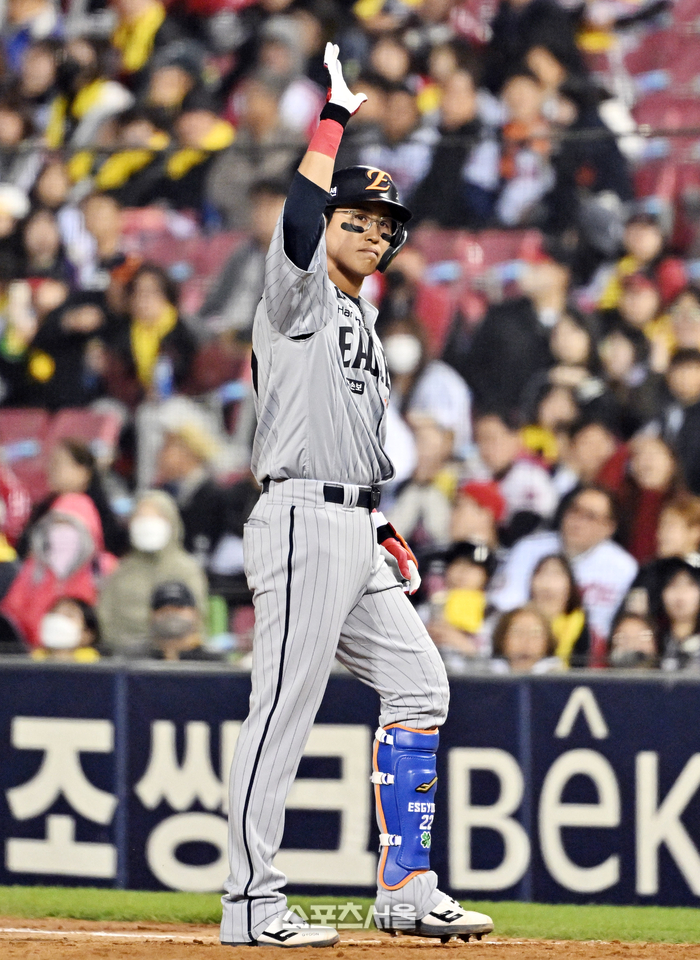 [포토]2타점 적시타로 동점 만드는 한화 채은성