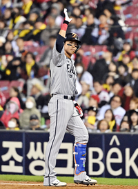 [포토]2타점 적시타로 동점 만드는 한화 채은성