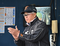 [포토]선수들의 플레이에 박수 보내는 한화 김경문 감독