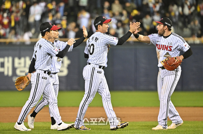 [포토]승리의 하이파이브를 나누는 LG