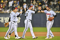 [포토]승리의 하이파이브를 나누는 LG