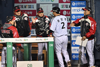 [포토]문보경의 선제 득점을 반기는 LG 염경엽 감독