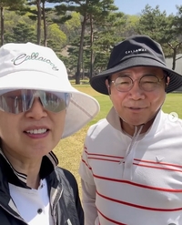 박미선 18홀 완주했다…유방암 투병뒤 이봉원과 웃으며 라운딩