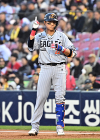 [포토]한화 채은성, 첫 타석부터 안타!