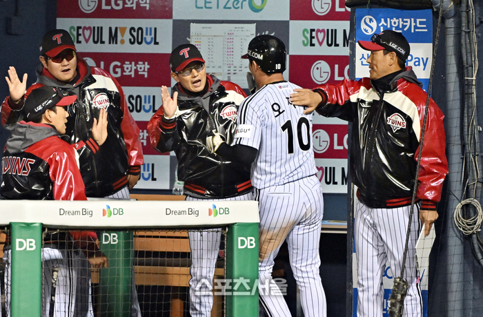 [포토]오지환과 하이파이브 하는 LG 염경엽 감독