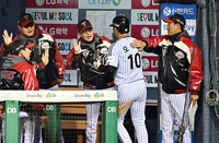 [포토]오지환과 하이파이브 하는 LG 염경엽 감독