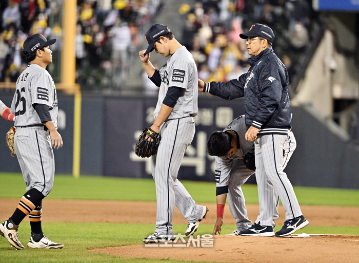 [포토]LG전 4회말 마운드에서 내려가는 한화 문동주