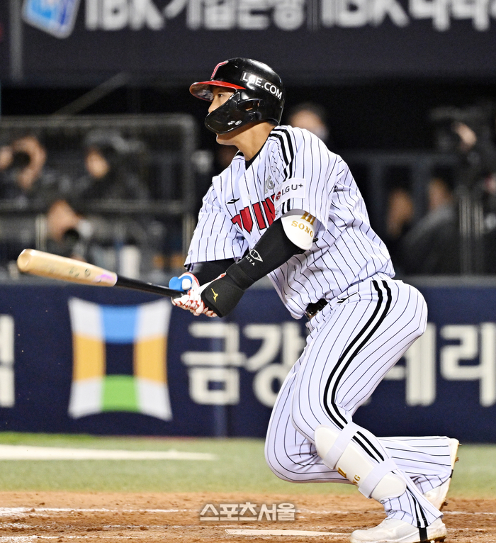 [포토]LG 송찬의의 2타점 적시타