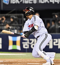 [포토]LG 송찬의의 2타점 적시타