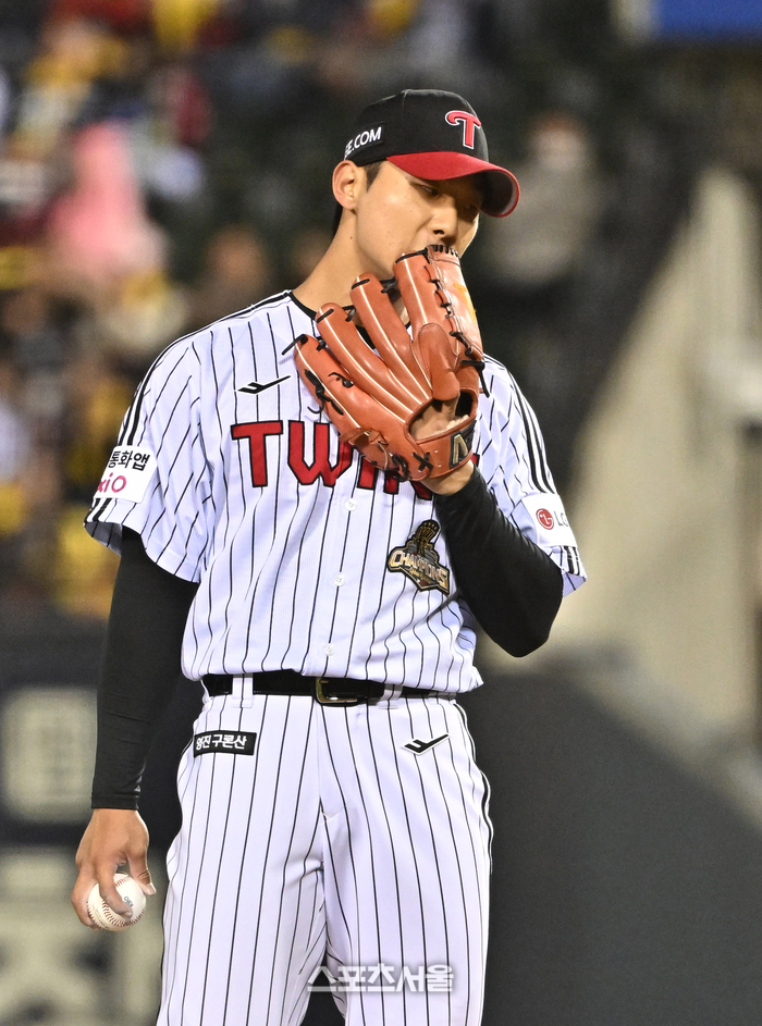 [포토]실점에 아쉬워하는 LG 우강훈