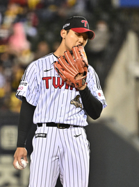 [포토]실점에 아쉬워하는 LG 우강훈