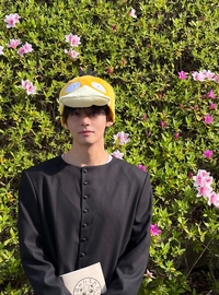 뷔, 무대 밖은 포켓몬…고라파덕 쓰고 피카츄 앞 인증샷