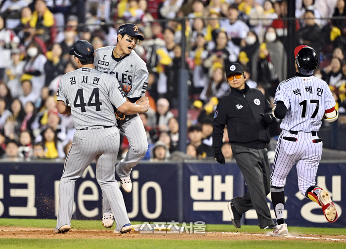 [포토]큰 충돌 피하는 한화 채은성과 김서현