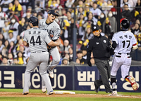 [포토]큰 충돌 피하는 한화 채은성과 김서현