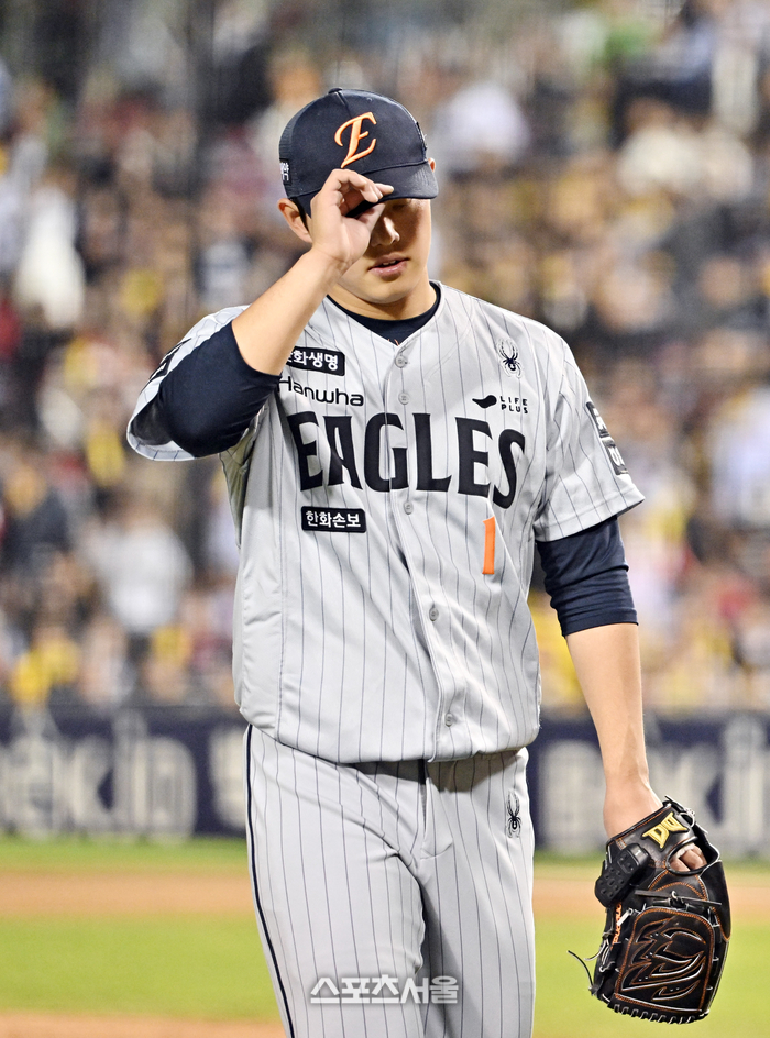 [포토]한화 문동주, 4회를 못 넘기고...
