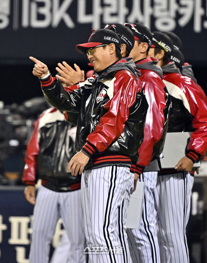 [포토]오지환 가리키며 웃는 LG 염경엽 감독