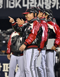[포토]오지환 가리키며 웃는 LG 염경엽 감독
