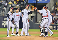 [포토]한화와의 주중 3연전 승리로 출발하는 LG