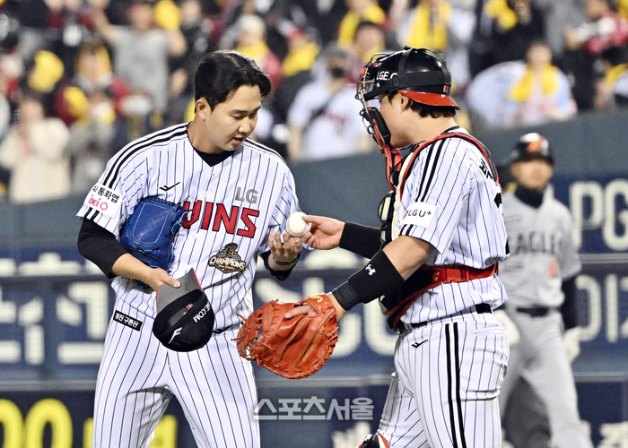 [포토]10세이브 기념구 챙기는 LG 유영찬