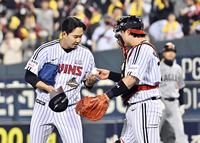 [포토]10세이브 기념구 챙기는 LG 유영찬