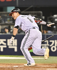 [포토]2루타 치는 LG 문성주