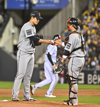 [포토]포수에게 공 넘기는 한화 선발 문동주