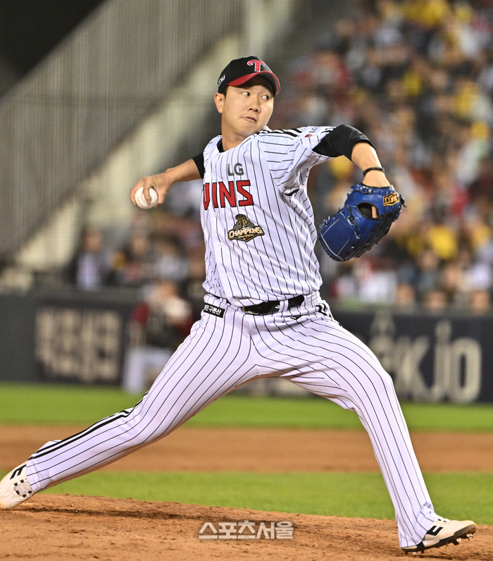 [포토]LG 유영찬, 한화전 1이닝 무실점 시즌 10 세이브