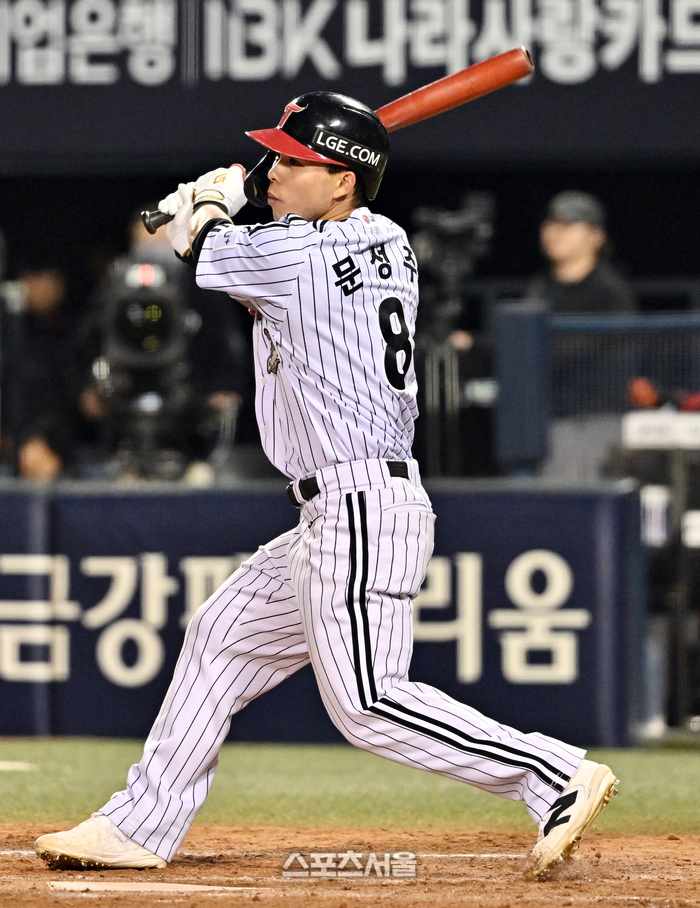 [포토]한화 문동주 상대 2루타 치는 LG 문성주