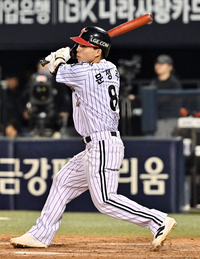 [포토]한화 문동주 상대 2루타 치는 LG 문성주