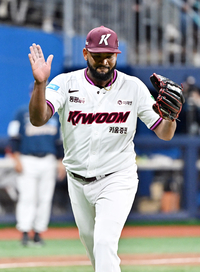 [포토]키움 알칸타라, 7회 위기도 더블 플레이로!