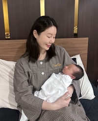 나비, 출산한 둘째 딸 모습 공개... 오랜만에 신생아 안은 남편 조성환도!