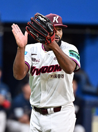 [포토]더블 플레이로 위기 넘기는 키움 알칸타라